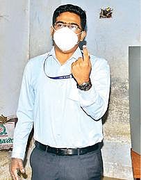 பாளையங்கோட்டையில் திருநெல்வேலி மாவட்ட ஆட்சியர் வே. விஷ்ணு, (அடுத்தபடம்)சங்கரன்கோவிலில் அமைச்சர் வி.எம்ராஜலெட்சுமி, (கடைசி படம்) தென்காசியில்  மாவட்ட ஆட்சியர் சமீரன்  வாக்கு பதிவு செய்தனர்.