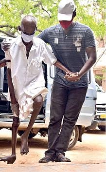 பாளையங்கோட்டை காதுகேளாதோர் பள்ளியில்  அமைக்கப்பட்டிருந்த வாக்குச் சாவடியில் வாக்களிக்க வந்த மாற்றுத்திறனாளிகளுக்கு சக்கரநாற்காலி வசதி செய்து தரப்படவில்லை. இதனால்  தன்னார்வலர்  மூலம் தூக்கிச் செல்லப்பட்டும், கைத்தாங்கலாக நடத்தி செல்லப்பட்டும் சிரமப்பட்டு அவர்கள் வாக்குகளை செலுத்தினர்.  	         படங்கள்: மு. லெட்சுமி  அருண்.