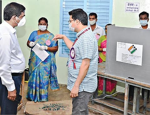 சேலம் தெற்கு சட்டப்பேரவைத் தொகுதிக்கு உட்பட்ட குகை மூங்கப்பாடி மேல்நிலைப்பள்ளி வாக்குச்சாவடியில் நேற்று காலை வாக்குப்பதிவுக்கு முன்னர் நடந்த மாதிரி வாக்குப்பதிவை தேர்தல் பொது பார்வையாளர் ரூபேஷ்குமார், தேர்தல் நடத்தும் அலுவலர் ரவிச்சந்திரன் ஆகியோர் ஆய்வு செய்தனர்.