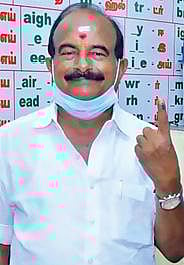 ஈரோடு மேற்கு தொகுதி அ.தி.மு.க., வேட்பாளர் ராமலிங்கம்,  கலை மகள் பள்ளியில் வாக்களித்தார்.