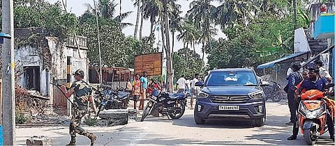 விழுப்புரம் அருகே பிடாகம் கிராமத்தில்  அதிமுக, திமுகவினர் மோதலைக் கட்டுப்படுத்த  துணை நிலை ராணுவத்தினர் துப்பாக்கியை காட்டி மிரட்டி, விரட்டினர்.