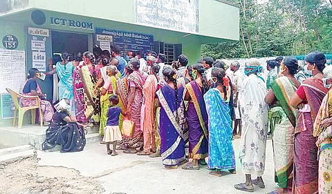 வாக்களித்த பின் சென்னை செல்ல விழுப்புரம் பேருந்து நிலையத்தில் காத்திருந்த வாக்காளர்கள்.