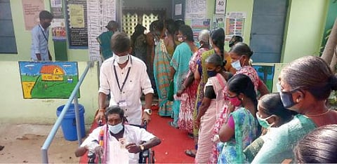 காஞ்சிபுரம் கீழம்பி பகுதியில் அமைக்கப்பட்டிருந்த வாக்குச்சாவடியில் சமூக இடைவெளியின்றி வரிசையில் காத்திருந்த பொதுமக்கள்.