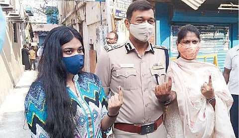 தமிழக சட்டப்பேரவை தேர்தலையொட்டி சென்னை பெருநகர காவல் ஆணையர் மகேஷ் குமார் அகர்வால் அவரது மனைவி முனைவர் வனிதா அகர்வால் மற்றும் மகள் அக்க்ஷிதா அகர்வால் ஆகியோருடன் திருவல்லிக்கேணி, எல்லீஸ்புரத்தில் உள்ள வாக்குச்சாவடியில் நேற்று காலை வரிசையில் நின்று வாக்களித்தார்.