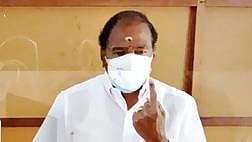 பள்ளிபாளையம் அருகே கோவிந்தம்பாளையத்தில் அமைச்சர் பி.தங்கமணி வாக்களித்தார்.