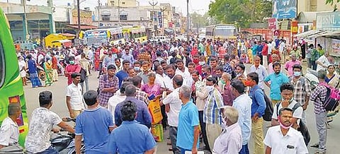 திருப்பூர், பல்லடத்தில் இருந்து தென் மாவட்டங்களுக்கு -  போதிய பேருந்து வசதி இல்லாததால் மக்கள் மறியல்  :