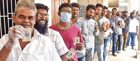 கோவை சாரமேடு கிரெசன்ட் மெட்ரிக் பள்ளியில் முகக்கவசம் மற்றும் இடைவெளி யின்றி வரிசையில் நின்ற  வாக்காளர்கள்.   படம்: ஜெ.மனோகரன்