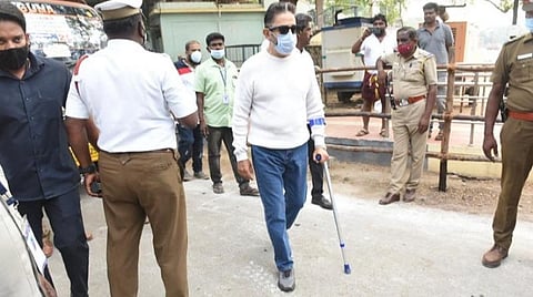 கோவை தடாகம் சாலையில் உள்ள வாக்கு எண்ணிக்கை மையமான அரசு தொழில்நுட்பக் கல்லூரிக்கு இன்று காலை வந்த மநீம தலைவர் கமல்ஹாசன். படங்கள் : ஜெ.மனோகரன்.