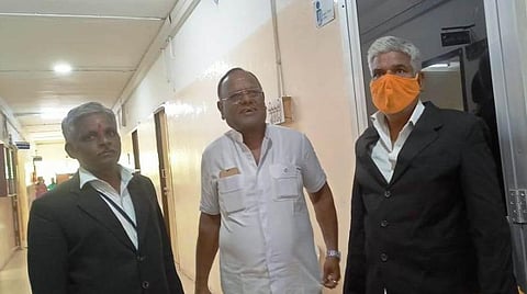 ஆட்சியர் அலுவலகத்தில் அசையும் சொத்துகளை ஜப்தி செய்ய வந்த நீதிமன்ற ஊழியர்கள். 