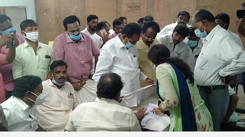 புதுக்கோட்டை வாக்கு எண்ணும் மையத்தில் கிடந்த பேப்பர் சீல் குறித்து விராலிமலை தொகுதி திமுக, அமமுகவினருக்கு விளக்கும்  தேர்தல் பொதுப் பார்வையாளர் ரகு, மாவட்டத் தேர்தல் அலுவலர் பி.உமா மகேஸ்வரி உள்ளிட்டோர்.