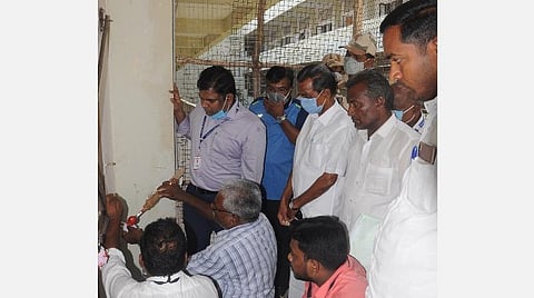 மாவட்டத் தேர்தல் அலுவலரும், நாகை மாவட்ட ஆட்சியருமான பிரவீன் பி.நாயர் நேரில் பார்வையிட்டு ஆய்வு செய்தார்.