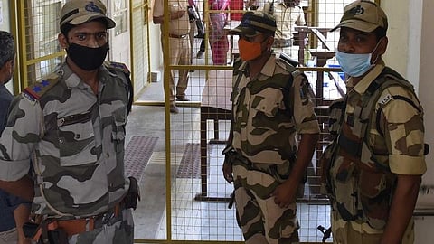 கோவையில் வாக்கு இயந்திரங்கள் வைக்கப்பட்டுள்ள காப்பு அறைகளுக்கு சீல்: 3 அடுக்கு பாதுகாப்பு