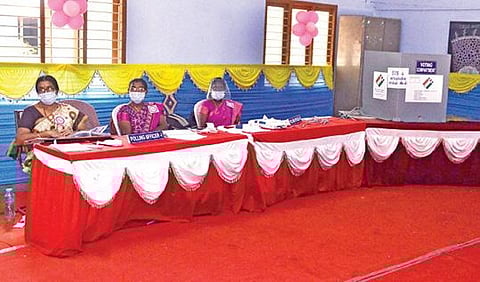 பாளையங்கோட்டை சாராள் தக்கர் மேல்நிலைப்பள்ளியில் அமைக்கப்பட்டிருந்த மாதிரி வாக்குச் சாவடி  காலை 10.45 மணிக்கே வாக்காளர்கள் இல்லாமல் வெறிச்சோடியிருந்தது. படம்: மு. லெட்சுமி அருண்