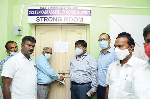 தென்காசி அருகே  கொடிக்குறிச்சி யூ.எஸ்.பி. கல்லூரி வாக்கு எண்ணும் மையத்தில் வாக்குப்பதிவு இயந்திரங்கள்,  அறைகளில் வைத்து பூட்டி சீல் வைக்கப்பட்டன.