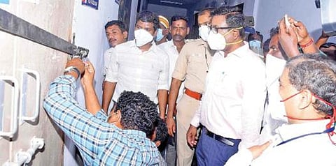 ராமநாதபுரம் அண்ணா பல்கலைக்கழக வாக்கு எண்ணும் மையத்தில் மின்னனு வாக்குப்பதிவு இயந்திரங்கள் பாதுகாப்பு அறைகளில் வைக்கப்பட்டு ஆட்சியர் தினேஷ் பொன்ராஜ் முன்னிலையில் சீல் வைக்கப்பட்டது.