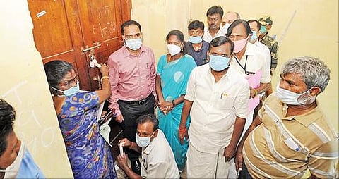 காரைக்குடி அழகப்பா அரசு பொறியியல் கல்லூரியில் மானாமதுரை தொகுதிக்கான வாக்குப்பதிவு இயந்திரங்கள் வைக்கப்பட்டுள்ள அறைக்கு சீல் வைக்கும் அலுவலர்கள்