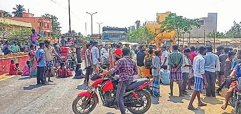 வடலூரில் நடைபாதையை  ஆக்கிரமித்து சுற்றுச்சுவர் கட்டுவதை கண்டித்து விருத்தாசலம்- கடலூர் சாலையில் பொதுமக்கள் சாலை மறியல் ஈடுபட்டனர்.