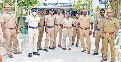 சிதம்பரம் அருகே சி.முட்லூர் அரசு கல்லூரியில் வாக்கு பதிவு இயந்திரங்கள் வைக்கப்பட்ட அறைக்கு அதிகாரிகள் சீல் வைத்தனர்.