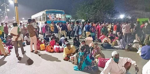 விழுப்புரம் புதிய பேருந்து நிலையம் எதிரே சாலை மறியலில் ஈடுபட்ட பயணிகள்.