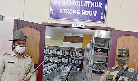 மத்திய சென்னைக்கு உட்பட்ட தொகுதிகளுக்கான வாக்குப்பதிவு இயந்திரங்கள், தொகுதிவாரியாக பிரிக்கப்பட்டு நுங்கம்பாக்கத்தில் உள்ள லயோலா கல்லுரியில் வைக்கப்பட்டுள்ளன. அங்கு துப்பாக்கி ஏந்திய துணை ராணுவத்தினர் பாதுகாப்புக்கு நிறுத்தப்பட்டுள்ளனர். படம்: ம.பிரபு