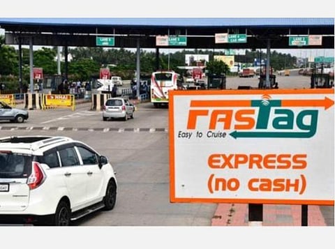 வாகனங்களுக்கு ஃபாஸ்டேக் முறை சாதாரண மக்கள் அணுகும் வகையில் இருக்க வேண்டும்: உயர் நீதிமன்றம் அறிவுறுத்தல்