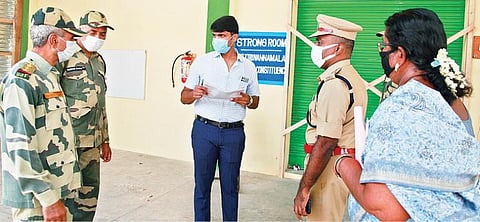 திருவண்ணாமலை ஒழுங்குமுறை விற்பனை கூடத்தில் மின்னணு வாக்குப்பதிவு இயந்திரங்கள் வைத்து ‘சீல்' வைக்கப்பட்ட அறைகள் முன்பு ஆய்வு செய்த ஆட்சியர் சந்தீப் நந்தூரி.  அருகில், மாவட்ட காவல் கண்காணிப்பாளர் அரவிந்த் உள்ளிட்டோர்.