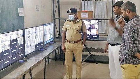 திண்டுக்கல்  முத்தனம்பட்டி அருகே வாக்கு எண்ணும் மையத்தில் சிசிடிவி கண்காணிப்பு அறையை ஆய்வு செய்த டிஐஜி முத்துச்சாமி.