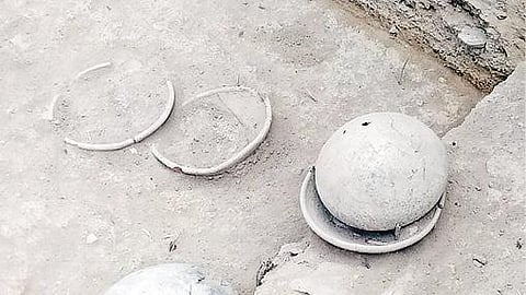 கீழடி அகழாய்வில் கண்டெடுக்கப்பட்ட மண் பானைகள், தட்டுகள்.