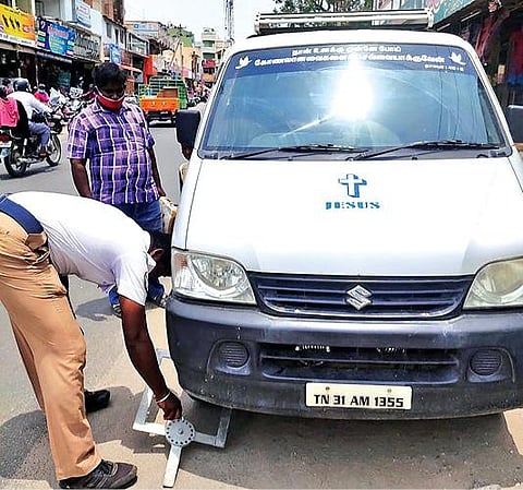 போக்குவரத்துக்கு இடையூறாக நிறுத்தப்பட்ட -  வாகனங்களுக்கு பூட்டு போட்டு அபராதம்  :