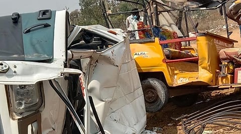 அரியலூர் மாவட்டம் உடையார்பாளையம் அருகே விபத்தில் உருக்குலைந்து கிடக்கும் ஆட்டோ மற்றும் ஆம்னி வேன்.