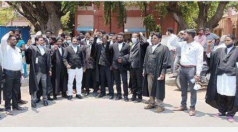 செங்கல்பட்டு நீதிமன்றம் முன்பு ஆர்ப்பாட்டத்தில் ஈடுபட்ட வழக்கறிஞர்கள்.