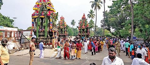 குற்றாலம் குற்றால நாதர் கோயிலில் சித்திரை விஷு திருவிழாவை முன்னிட்டு தேரோட்டம் நடைபெற்றது.