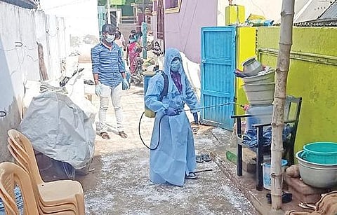 விருதுநகர் அய்யனார் நகர் பகுதியில் கரோனா தொற்றால் ஒருவர் உயிரிழந்ததைத் தொடர்ந்து அப்பகுதியில் கிருமிநாசினியை தெளிக்கும் நகராட்சி மற்றும் சுகாதாரப் பணியாளர்கள்.