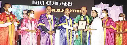 சிவகங்கை அரசு மருத்துவக் கல்லூரி பட்டமளிப்பு விழாவில் மாவட்ட ஆட்சியர் பி.மதுசூதன்ரெட்டி மாணவிக்கு பட்டம் வழங்கினார். அருகில்  அழகப்பா பல்கலைக்கழக துணைவேந்தர் ராஜேந்திரன், கல்லூரி டீன் ரத்தினவேல்.