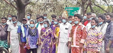 திருவிழாக்களில் கலைநிகழ்ச்சிகளுக்கு அனுமதிகோரி திண்டுக்கல் ஆட்சியர் அலுவலகத்தில் மனு அளிக்க வந்த நாடகம் மற்றும் நாட்டுப்புறக் கலைஞர்கள்.