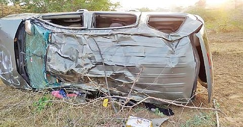 காளையார்கோவில் அடுத்த உழவூரணியில் விபத்துக்குள்ளாகி சேதமடைந்த கார்.