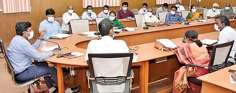 கள்ளக்குறிச்சி மாவட்டத்தில் கரோனா தடுப்பு நடவடிக்கைகள் குறித்து அதிகாரிகளுடன் ஆலோசனை நடத்தும் ஆட்சியர் கிரண் குராலா.