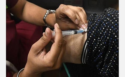 கரோனா தொற்று அதிகரித்து வருவதால் தடுப்பூசி போட்டுக்கொள்ள குவியும் மக்கள்