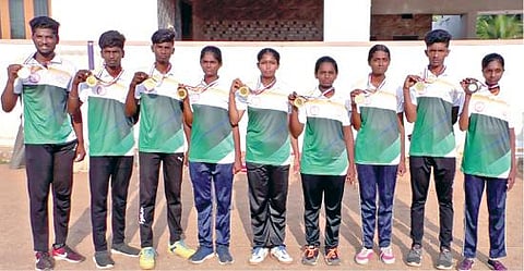 கோவாவில் நடந்த தேசிய அளவிலான சிலம்பப்போட்டியில் வெற்றி பெற்ற கோபியை அடுத்த வெள்ளாங்கோயில் கிராம வீரர், வீராங்கனைகள்.