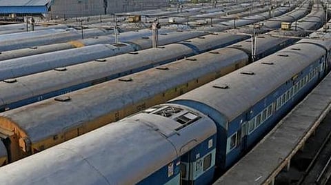 கரோனா பரவல் அதிகரித்து வருவதால் ரயில் சேவைகளை நிறுத்தும் திட்டம் இல்லை: ரயில்வே வாரிய தலைவர் தகவல்