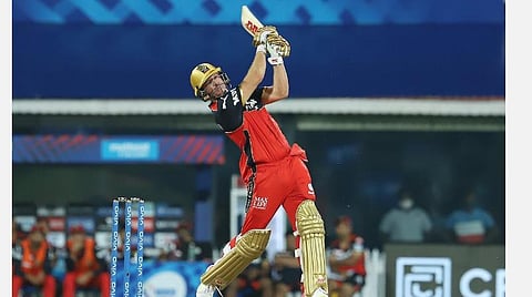 ஆர்சிபி வீரர் டிவில்லியர்ஸ் சிக்ஸருக்கு பந்தை பறக்கவிட்டகாட்சி | படம் உதவி ட்விட்டர்