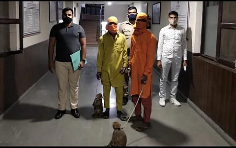 டெல்லியில் குரங்குகளை காட்டி அச்சுறுத்தி பொதுமக்களிடம் வழிப்பறி செய்த கும்பல் கைது