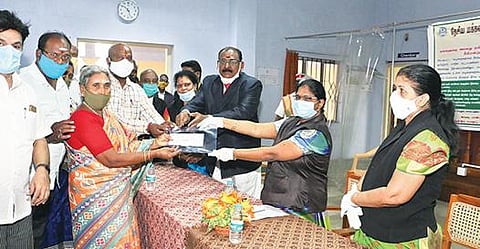 வேலூர் ஒருங்கிணைந்த நீதிமன்ற வளாகத்தில் தேசிய மக்கள் நீதிமன்றம் நேற்று நடந்தது. இதில், நில ஆர்ஜித வழக்கு சம்பந்தமாக சமரச தீர்வு வழங்கப்பட்ட ஒருவருக்கு இழப்பீட்டு தொகையாக ரூ.1 கோடியே 98 லட்சத்து 96 ஆயிரத்து 893 தொகைக்கான காசோலையை வழங்கிய முதன்மை மாவட்ட அமர்வு நீதிபதி செல்வ சுந்தரி. படம்: வி.எம்.மணிநாதன்.