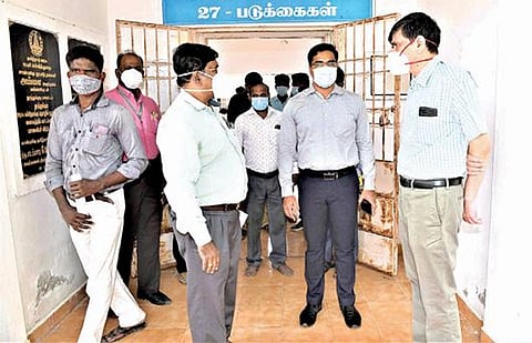 தூத்துக்குடி அரசு பாலிடெக்னிக் கல்லூரியில் கரோனா சிகிச்சை மையம் அமைக்கும் பணிகளை சிறப்பு கண்காணிப்பு அதிகாரி குமார் ஜெயந்த் ஆய்வு செய்தார்.