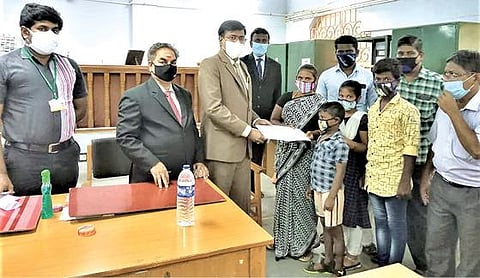 திருநெல்வேலி மாவட்ட நீதிமன்ற வளாகத்தில் நடைபெற்ற மக்கள் நீதிமன்றத்தில் பாதிக்கப்பட்ட மனுதாரருக்கு  மாவட்ட முதன்மை நீதிபதி நசீர் அகமது இழப்பீடு வழங்கினார்.  					         படம்: மு.லெட்சுமி அருண்