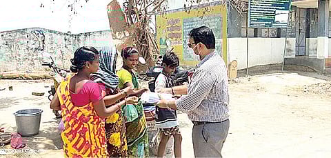 பொதுமக்களிடம் முகக்கவசம் வழங்கிய திருப்புல்லாணி துணை அஞ்சலக அதிகாரி மோகன்.