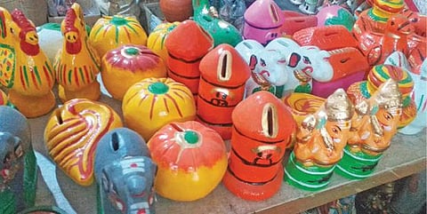 கோடை காலத்துகேற்றவாறு தண்ணீர் குழாய்களுடன் செய்யப்பட்டுள்ள மண்பானைகள். உள்படம்: முத்துவேல்பாண்டியன்