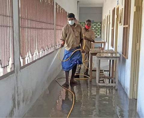 திண்டுக்கல்லில் கரோனா பாதிப்பு அதிகரிப்பால் நகரில் உள்ள அரசு மகளிர் கலைக்கல்லூரி மீண்டும் கரோனா வார்டாக மாற்ற தூய்மைப்படுத்தும் பணியில் ஈடுபட்டுள்ள பணியாளர்கள்.