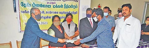 மோட்டார் வாகன விபத்து இழப்பீட்டு வழக்கில் தீர்வு காணப்பட்டவருக்கான சான்றிதழை விழுப்புரம் மாவட்ட முதன்மை நீதிபதி இளவழகன் வழங்குகிறார்.