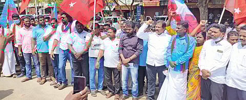 விழுப்புரத்தில் விடுதலைச் சிறுத்தைகள் கட்சி சார்பில் கண்டன ஆர்ப்பாட்டம் நடைபெற்றது.